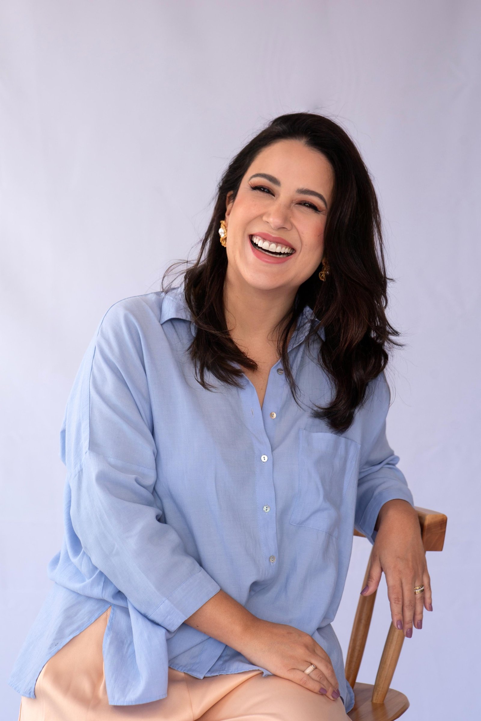 Dra. Ludimila Seko de braços cruzados, blusa azul