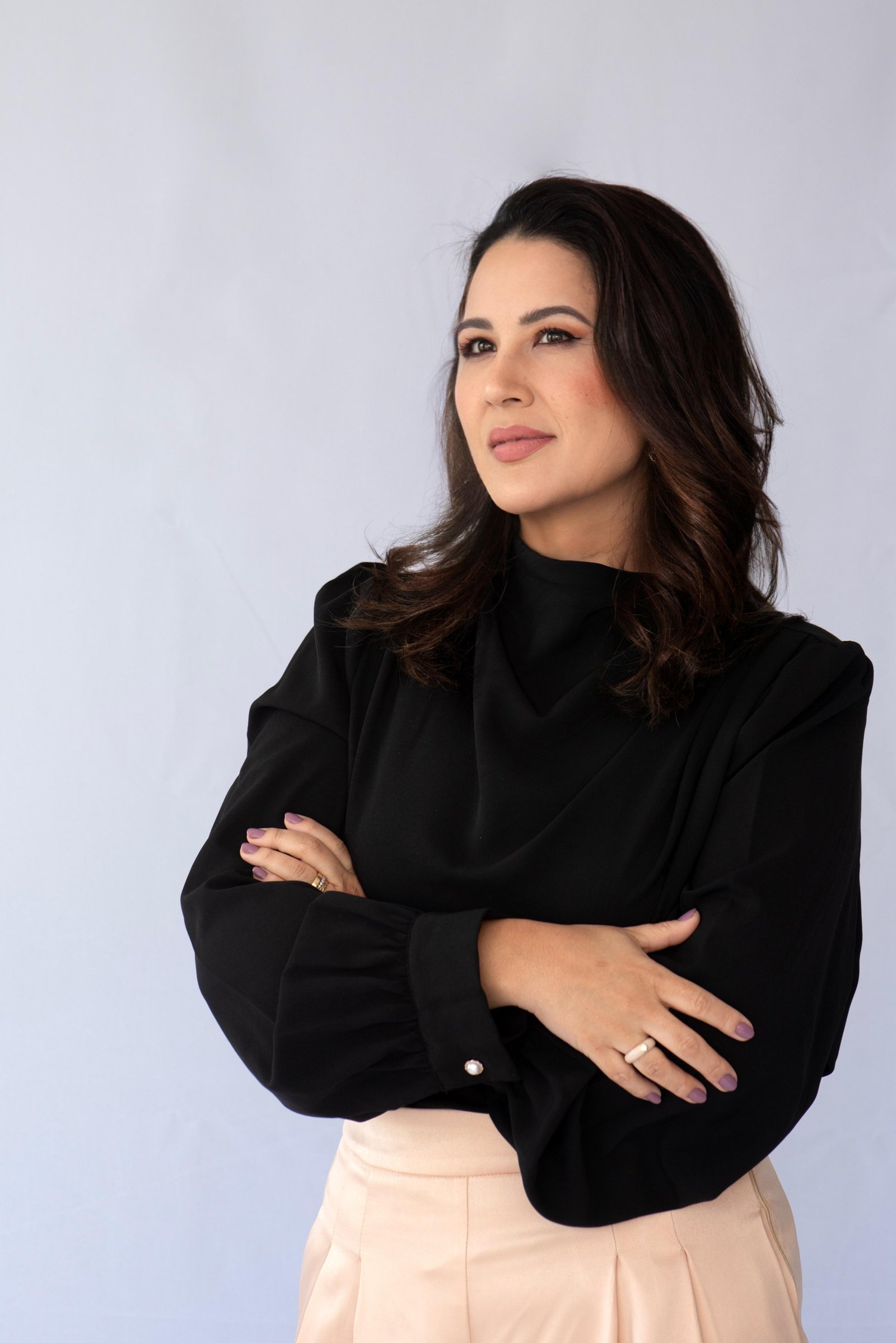 Dra. Ludimila Seko sorrindo, sentada